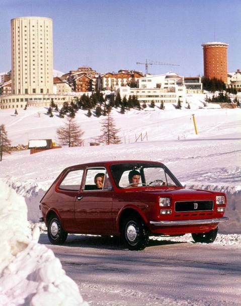 1971 -  La Fiat 127  un’auto moderna, tanto che in Germania viene comprata e studiata dai concorrenti per le soluzioni innovative di cui  dotata. Resta in produzione fino al 1981